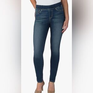 Signature by Levi Straus and Co. Women’s totally shaping pull on skinny jeans.